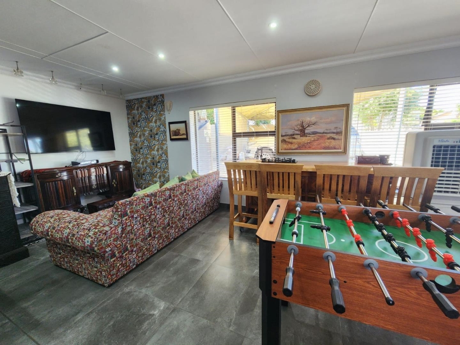 6 Bedroom Property for Sale in Fraaiuitsig Western Cape